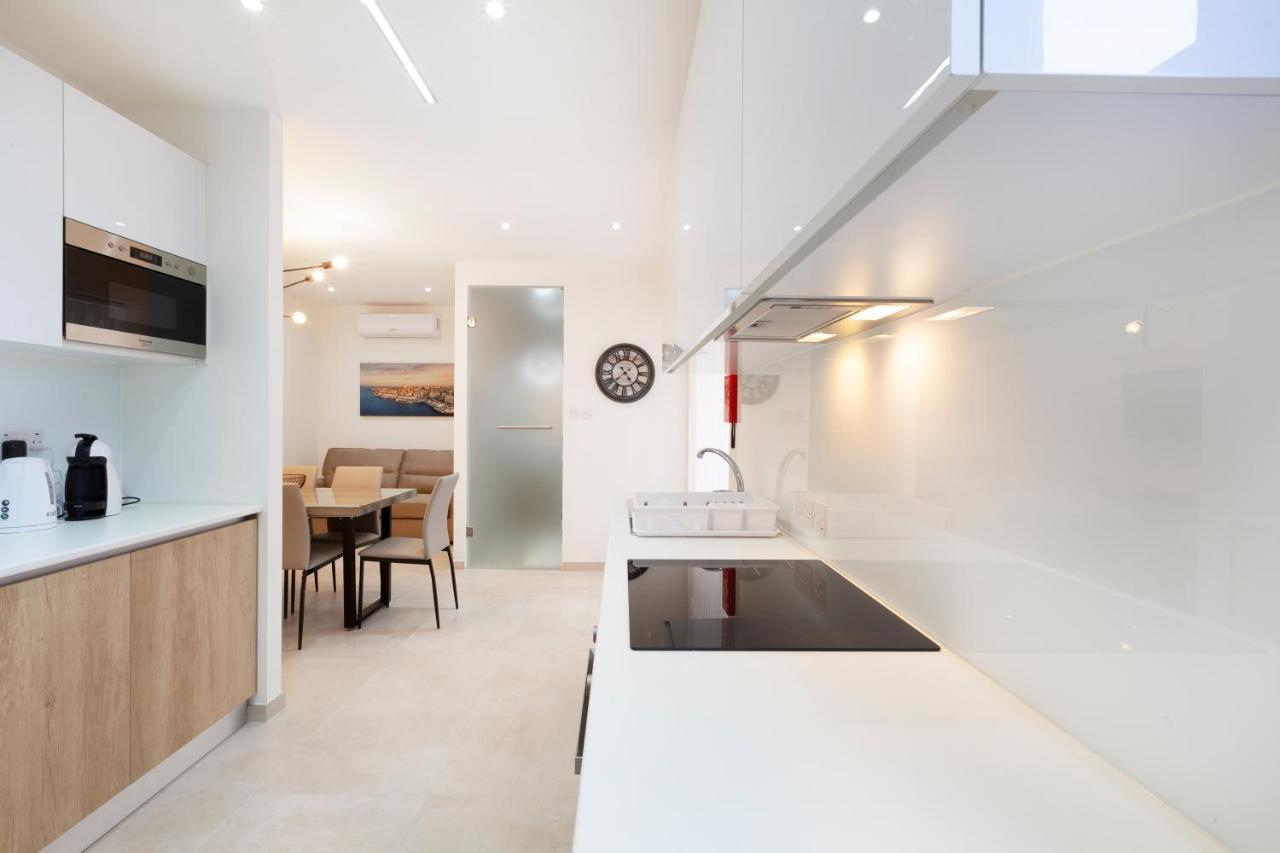 Fl56 - New 3Storey House - Private Entrance & Roof フロリアーナ エクステリア 写真