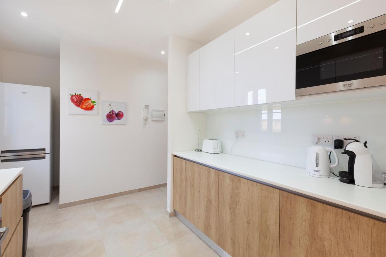Fl56 - New 3Storey House - Private Entrance & Roof フロリアーナ エクステリア 写真